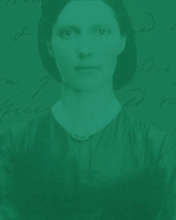 Collage d’un portrait d’une jeune femme fixant la caméra sur un fond de texte manuscrit. Elle porte une robe foncée et un bonnet qui retient ses cheveux.